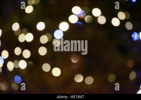 Di notte le luci di vari colori fotografata al di fuori della messa a fuoco Foto Stock