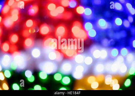 Di notte le luci di vari colori fotografata al di fuori della messa a fuoco Foto Stock