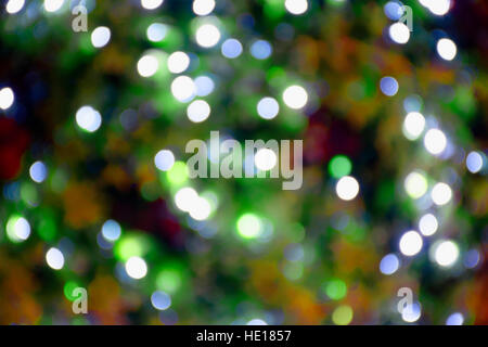 Notte di Natale Luci di vari colori fotografata al di fuori della messa a fuoco Foto Stock