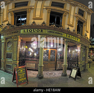 Famoso Crown Bar,Gt Victoria St,Belfast esterno di notte Foto Stock