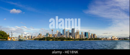 Opera House di Sydney e il Sydney skyline, Sydney, Nuovo Galles del Sud, Australia Pacific Foto Stock