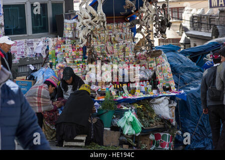 Strega stallo su Illyampu street a La Paz, in Bolivia, dove mesas sacrificale sono preparati per la pachamama, madre terra Foto Stock