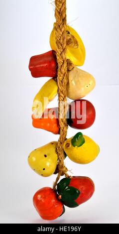 Più frutta e verdura in mazzetto su una fune su sfondo bianco Foto Stock