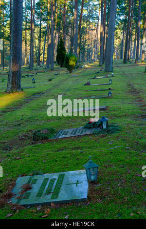 Bredakra, Svezia - 14 dicembre 2016: documentario del cimitero locale. Giacente lapidi, alcuni con lanterne, in ambiente forestale. Foto Stock