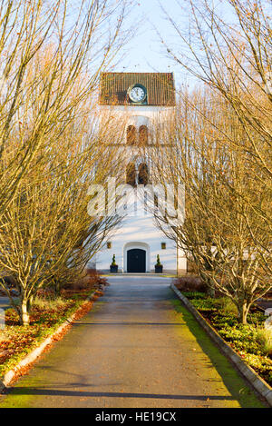 Bredakra, Svezia - 14 dicembre 2016: documentario della chiesa locale. Chiesa Bredakra, fuori Ronneby, visto attraverso le tettoie di alberi in autunno. Vicolo Foto Stock