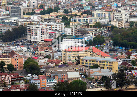 Antananarivo, nome francese Tananarive, nome breve Tana, scarso capitale e la più grande città in Madagascar, Repubblica Madagasikara. Vista dalla parte superiore a cento Foto Stock