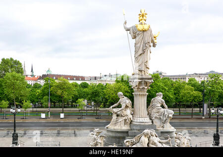 Visualizzazione di foto su ringstrasse street e statue dallo storico edificio del parlamento austriaco a vienna Foto Stock