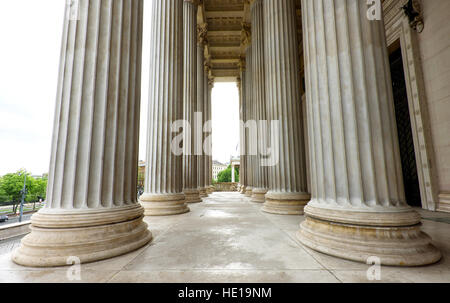 Visualizzazione di foto su edificio storico del parlamento austriaco a vienna Foto Stock