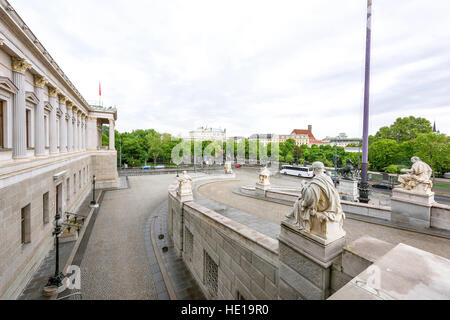 Visualizzazione di foto su ringstrasse street e statue dallo storico edificio del parlamento austriaco a vienna Foto Stock