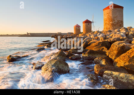 Mulini a vento sul molo del porto di Rodi Foto Stock