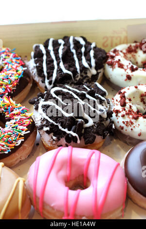 Selezione di ciambelle Krispy Kreme in una scatola Foto Stock