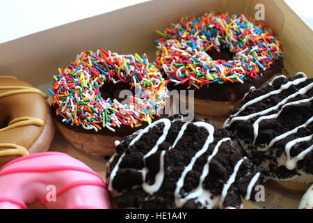 Selezione di ciambelle Krispy Kreme in una scatola Foto Stock