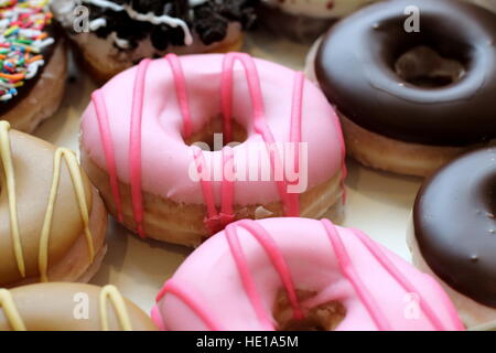 Selezione di ciambelle Krispy Kreme in una scatola Foto Stock