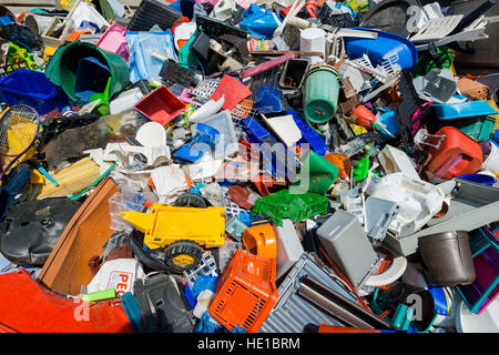 Spazzatura colorati, i rifiuti plastici ordinati per il riciclaggio Foto Stock