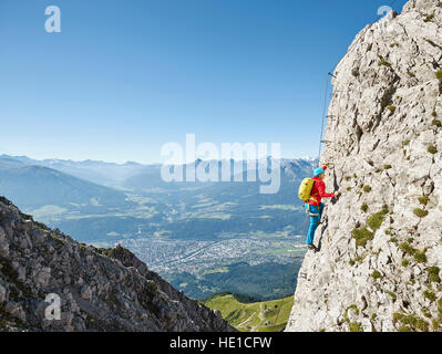 Nordkette via ferrata via, via ferrata, alpinista attaccato al cavo di acciaio ferro ascendente scaletta, Nordkette Innsbruck, in Tirolo Foto Stock