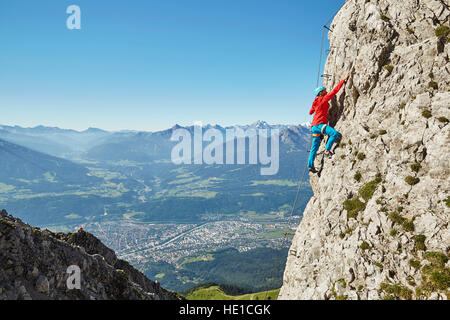 Nordkette fisso-corda rotta, alpinista attaccato al cavo di acciaio ferro ascendente scaletta, Nordkette Innsbruck in Tirolo, Austria Foto Stock