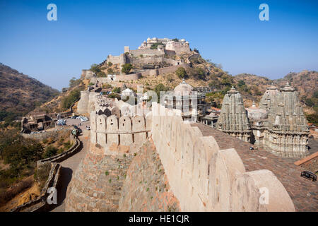 Kumbhalgarh Fort nel Rajasthan, India. Il fort è un sito Patrimonio Mondiale con pareti perimetrali che si estende 36km e che comprende oltre 360 templi. Foto Stock