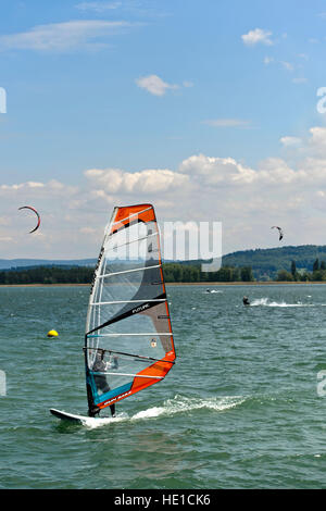 Windsurf sul Lago di Bienne, La Neuveville, Berna, Svizzera Foto Stock
