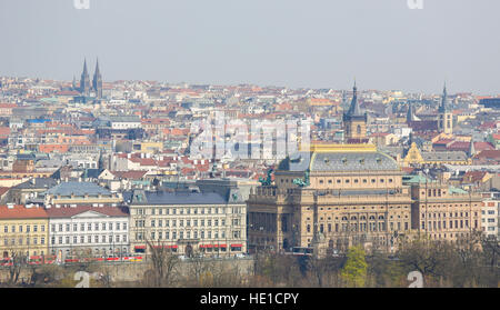 Vista sul centro di Praga Repubblica Ceca, con il Teatro Nazionale o Narodni Divadlo Foto Stock