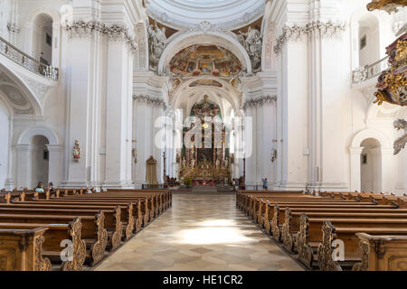 Interno con altare di San Martin Basilica, Weingarten, Baden-Württemberg, Germania Foto Stock