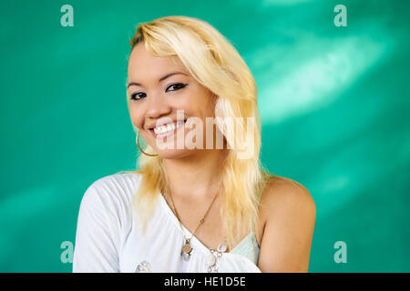 Il popolo cubano e di emozioni, ritratto della bella ragazza latina ridendo e guardando la fotocamera. Felice ispanico giovane donna da l'Avana, Cuba sorridente Foto Stock