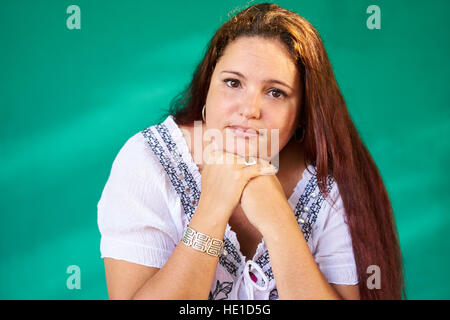 Il popolo cubano e di emozioni, ritratto di sad sovrappeso latina guardando la fotocamera. Premuto il grasso di origine ispanica giovane donna da l'Avana, Cuba. Foto Stock