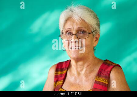 Il popolo cubano e di emozioni, ritratto di latina old Lady ridendo e guardando la fotocamera. Felice senior ispanica donna da l'Avana, Cuba sorridente Foto Stock