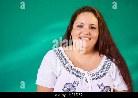 Il popolo cubano e di emozioni, ritratto di latina ridendo e guardando la fotocamera. Felice ispanica obesi giovane donna da l'Avana, Cuba sorridente Foto Stock
