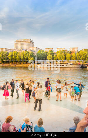 Persone che praticano folk-danze sulle rive del fiume Senna Foto Stock