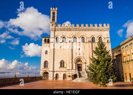 Piazza Grande e il Palazzo dei Consoli, nella città medievale di Gubbio, Perugia provincia, regione Umbria, Italia. Foto Stock