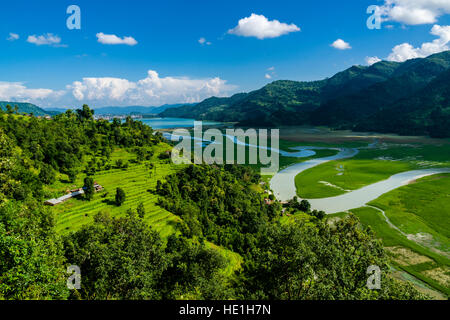 Lago Phewa, Pokhara, il paesaggio agricolo e i meandri Harpan Khola fiume visto da una cresta di montagna Foto Stock