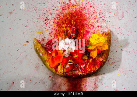 Una piccola statua del dio Bhairab è decorato in maniera colorata al di fuori del tempio khadga devi mandir presso il festival indù, darsain Foto Stock