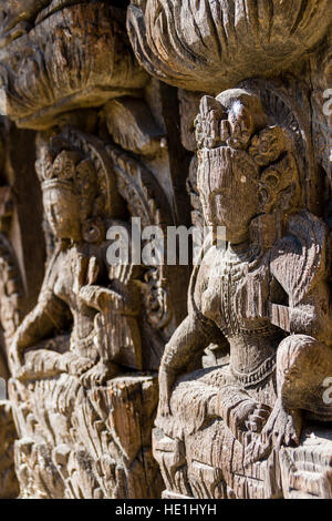 Abilmente intagliata in legno figure a hanuman dhoka palace Foto Stock