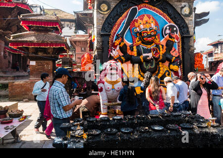 Le persone sono in adorazione all kala bhairava santuario di Durbar Square Foto Stock