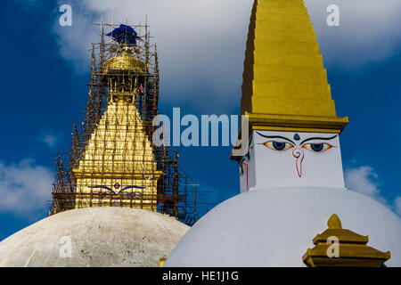 Impalcature sono costruire intorno alla parte superiore del bouda stupa, ricostruita dopo beeing danneggiato durante il terremoto 2015 Foto Stock