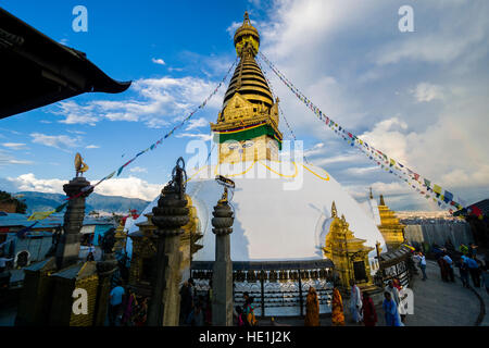 Il bianco stupa di swayambhunath temple, Monkey Temple, è decorata con la preghiera tibetano bandiere Foto Stock