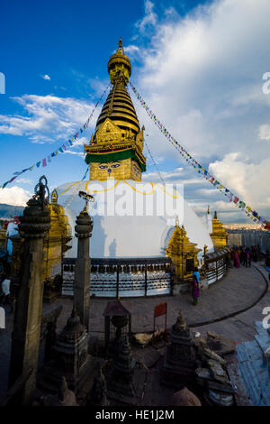 Il bianco stupa di swayambhunath temple, Monkey Temple, è decorata con la preghiera tibetano bandiere Foto Stock