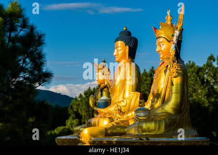 Grandi statue dorate di Padmasambhava, Buddha Shakyamuni e il Buddha Maitreya sul retro di swayambhunath temple, Monkey Temple, coperta di neve mounta Foto Stock