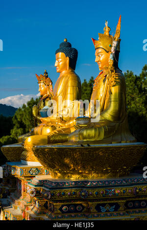 Grandi statue dorate di Padmasambhava, Buddha Shakyamuni e il Buddha Maitreya sul retro di swayambhunath temple, Monkey Temple, coperta di neve mounta Foto Stock