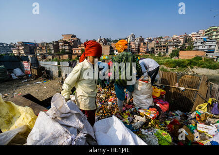 Le persone sono la raccolta di rifiuti in città, il carico su camion e trasporto ad una discarica di rifiuti al di fuori della città Foto Stock