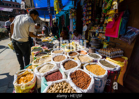 Spezie differenti, dadi, fagioli e lenticchie sono venduti nel mercato di strada Foto Stock
