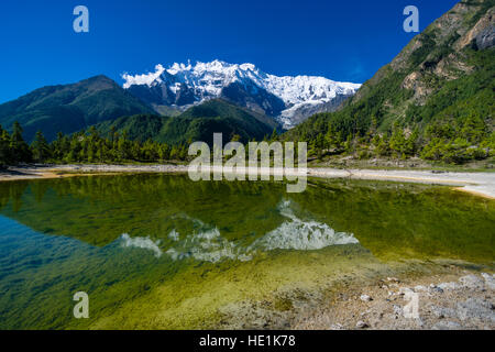 Il nevato mountain annapurna 2 è salita al di sopra del piano superiore marsyangdi valley e il mirroring in un lago Foto Stock