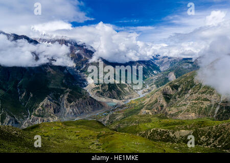 Vista aerea sul paesaggio agricolo della tomaia Marsyangdi Valley, il villaggio Manang nella distanza Foto Stock