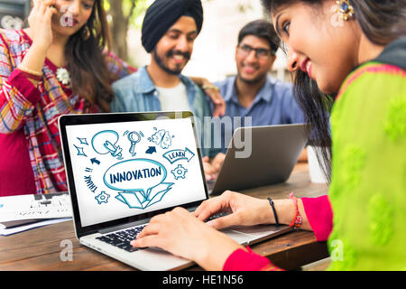 Le idee al di fuori del box schizzo di brainstorming Concept Foto Stock