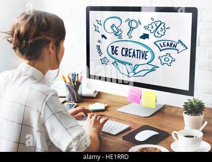 Le idee al di fuori del box schizzo di brainstorming Concept Foto Stock