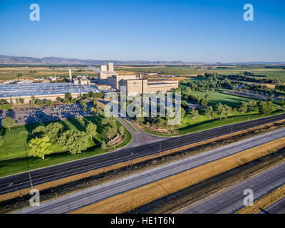 FORT Collins, CO, Stati Uniti d'America - Agosto 14, 2016: Autostrada Interstatale I-25 e Birreria Anheuser-Bush - vista aerea. Foto Stock