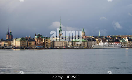 La città vecchia di Stoccolma con il suo bel mare in una deliziosa luce Foto Stock