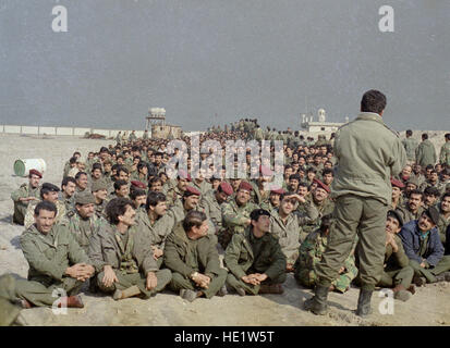 1.400 soldati della 440th brigata iracheno arrendersi alla U. S. Marines del XIII Marine Expeditionary Unit per le operazioni speciali in grado sulla isola di Failaka, Kuwait Mar 03, 1991. Gazzetta U. S. Marine Corp fotografia di SSgt Angel Arroyo XIII MEU SOC Fotocamera di combattimento Foto Stock