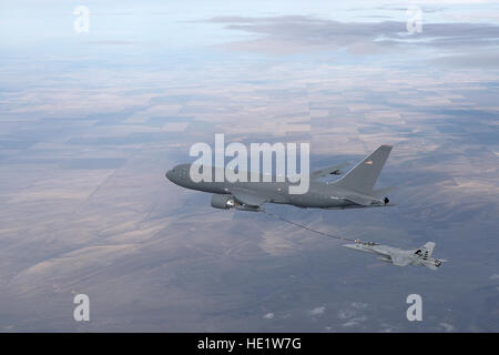 Una KC-46A Pegasus refuels un F/A-18 Hornet con il tubo flessibile e il sistema drogue Feb 10, 2016 nello Stato di Washington. Questa missione significava per la prima volta un flessibile e drogue era mai usato durante il live-fly operazioni dai KC-46. Il KC-46A è destinato a sostituire l'Air Force invecchiamento della flotta di navi cisterna, che è stato il rifornimento di aeromobili per più di cinquant'anni. Foto di Boeing/John Parker Foto Stock