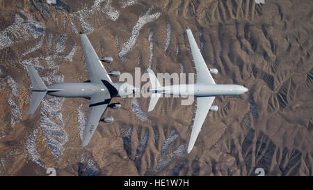 Vista aerea della Royal Australian Air Force KC-30una petroliera multirole il collegamento con un U.S. Air Force C-17 Globemaster III dal 418th prova di volo squadrone alla Edwards Air Force Base in California, il 10 febbraio, 2016. /Christian Turner Foto Stock